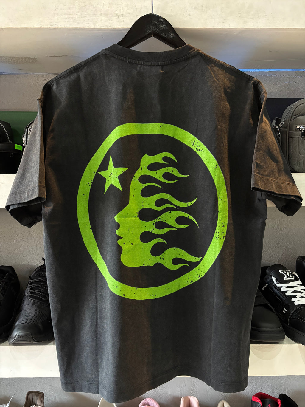 PLAYERA HELLSTAR "NEGRA LETRAS VERDES"