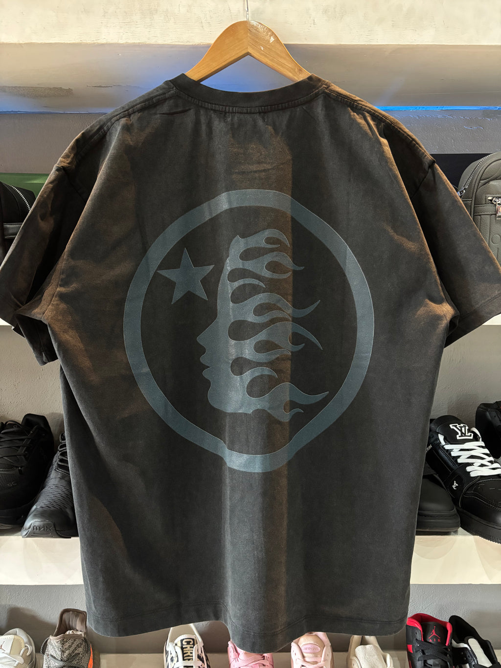 PLAYERA HELLSTAR "GRIS DESLAVADA"