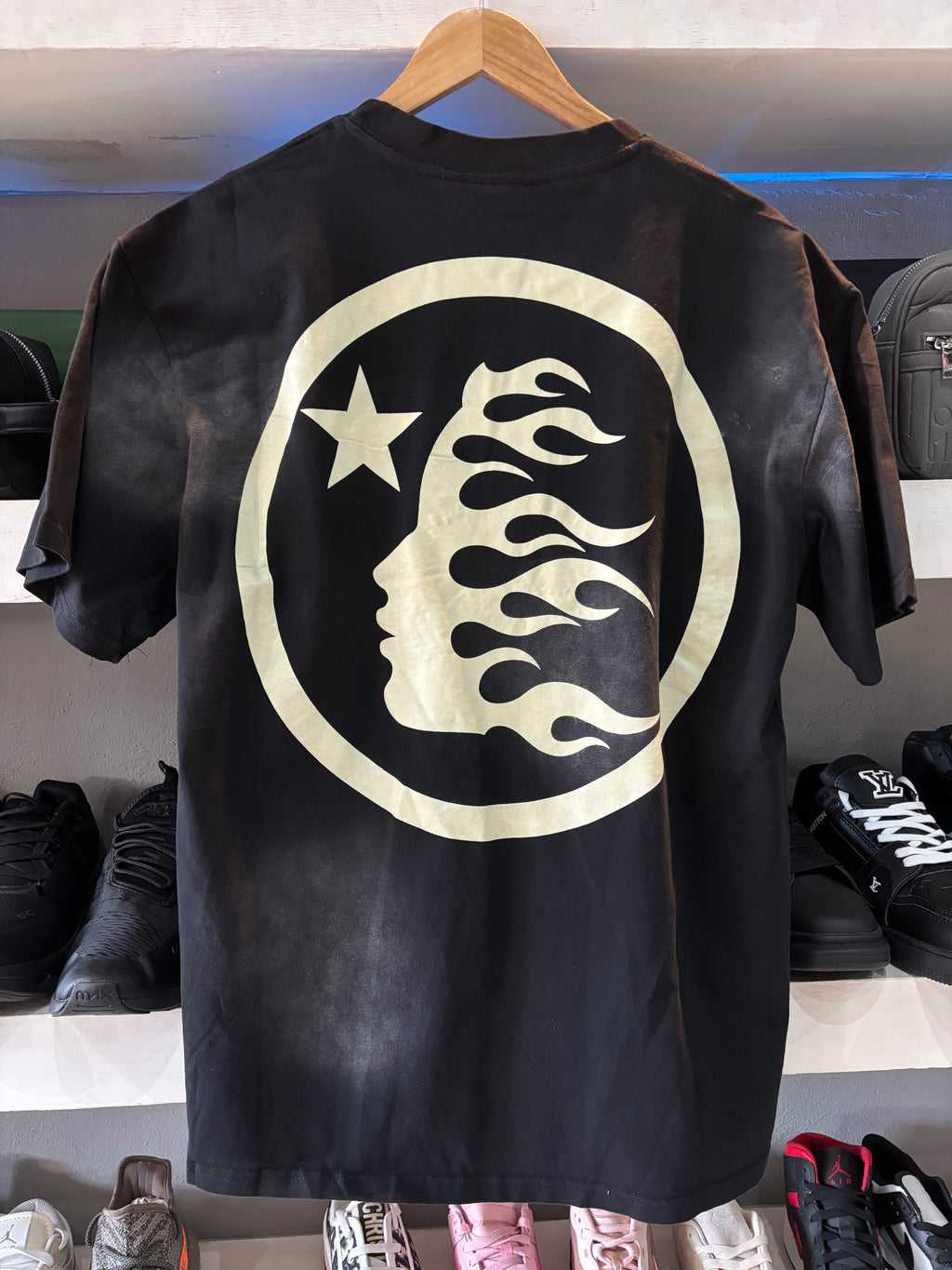 PLAYERA HELLSTAR "NEGRA ESTRELLA CON PIEDRAS"