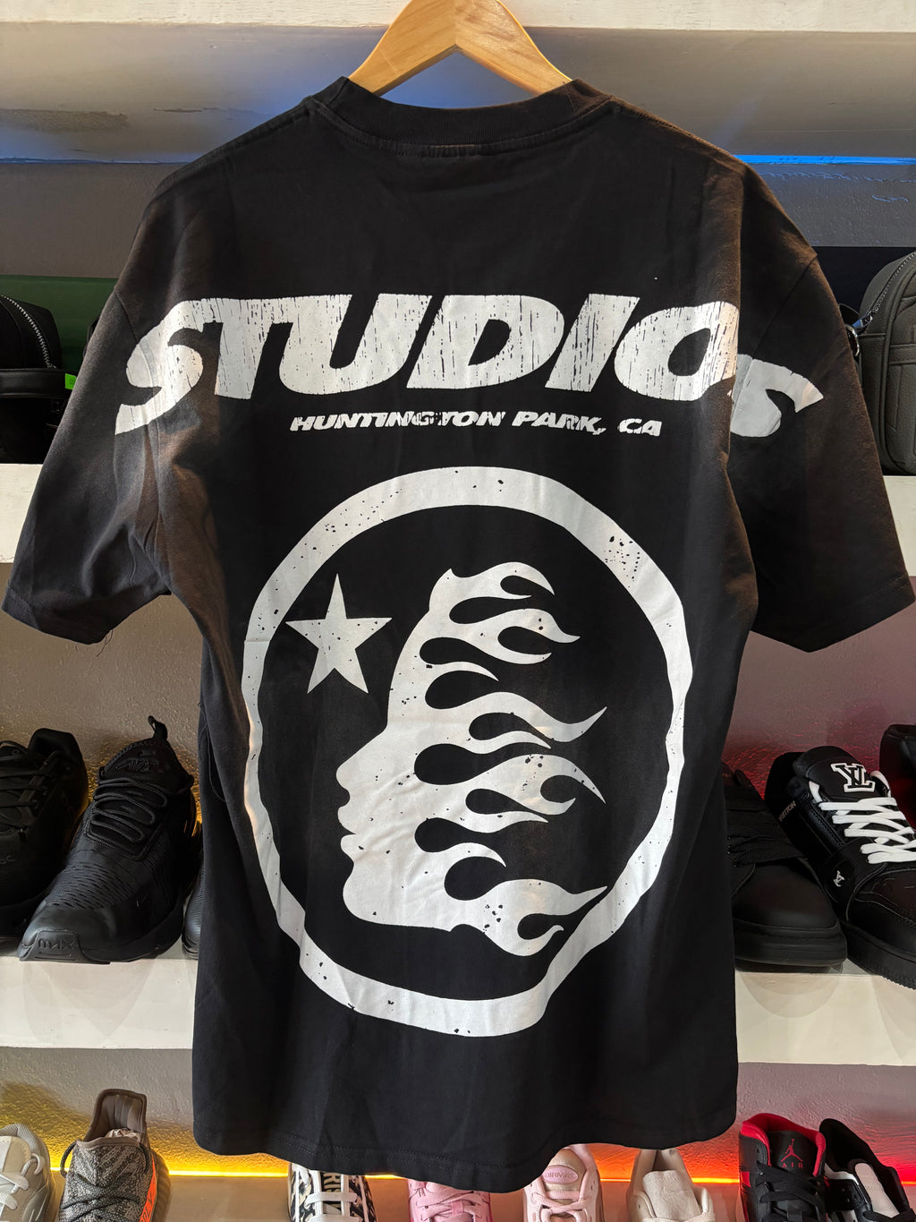 PLAYERA HELLSTAR "NEGRA DESGASTADA LOGO BRILLOSO"