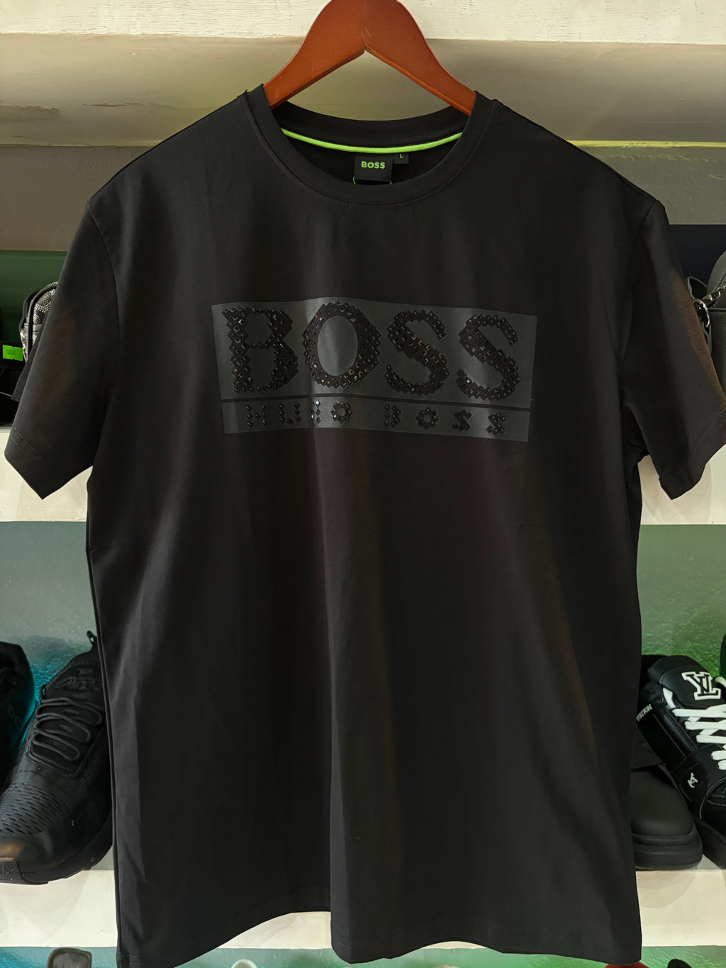 PLAYERA BOSS "NEGRA/GRIS LETRAS BRILLOSAS"