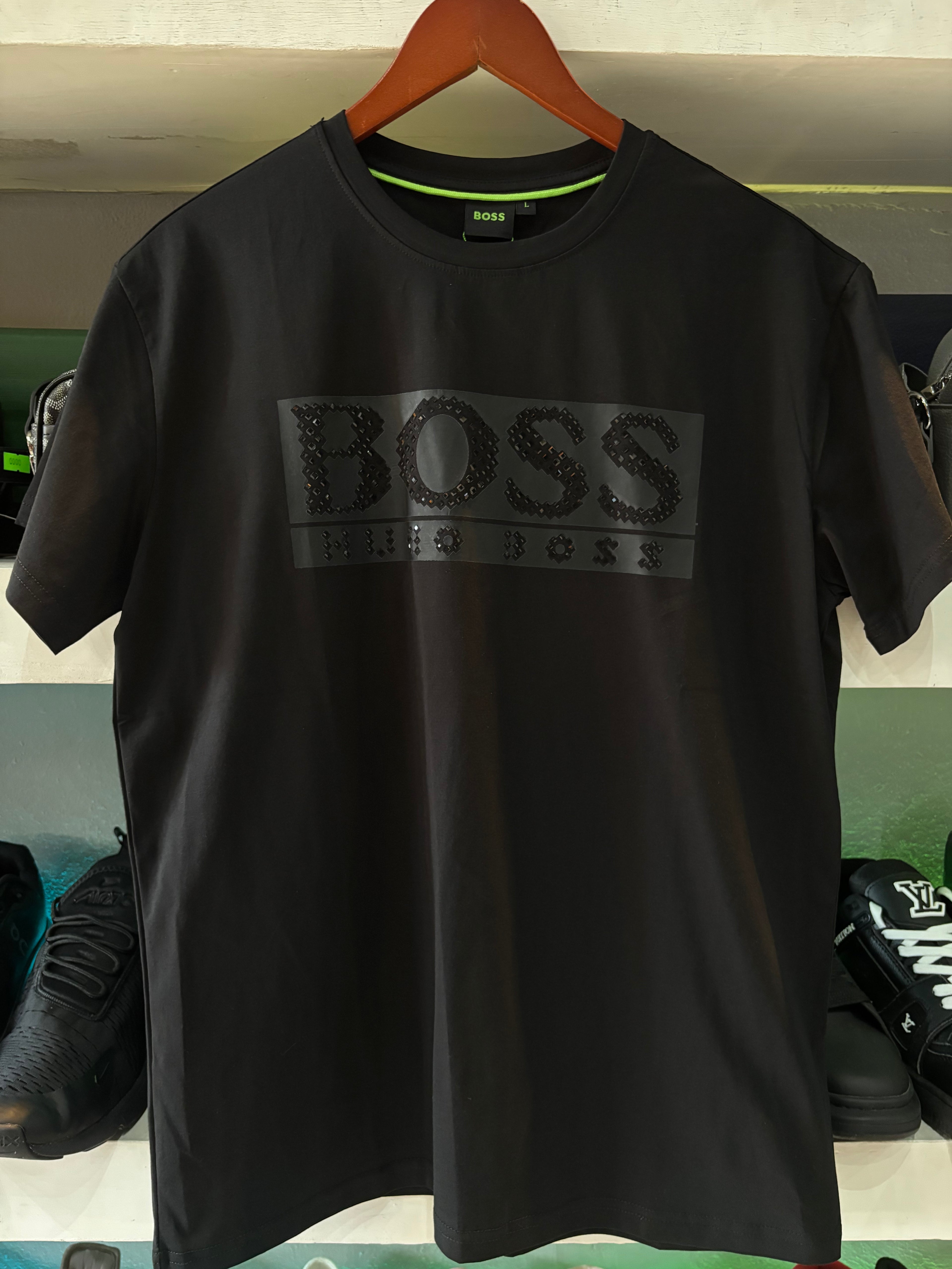 PLAYERA BOSS "NEGRA/GRIS LETRAS BRILLOSAS"
