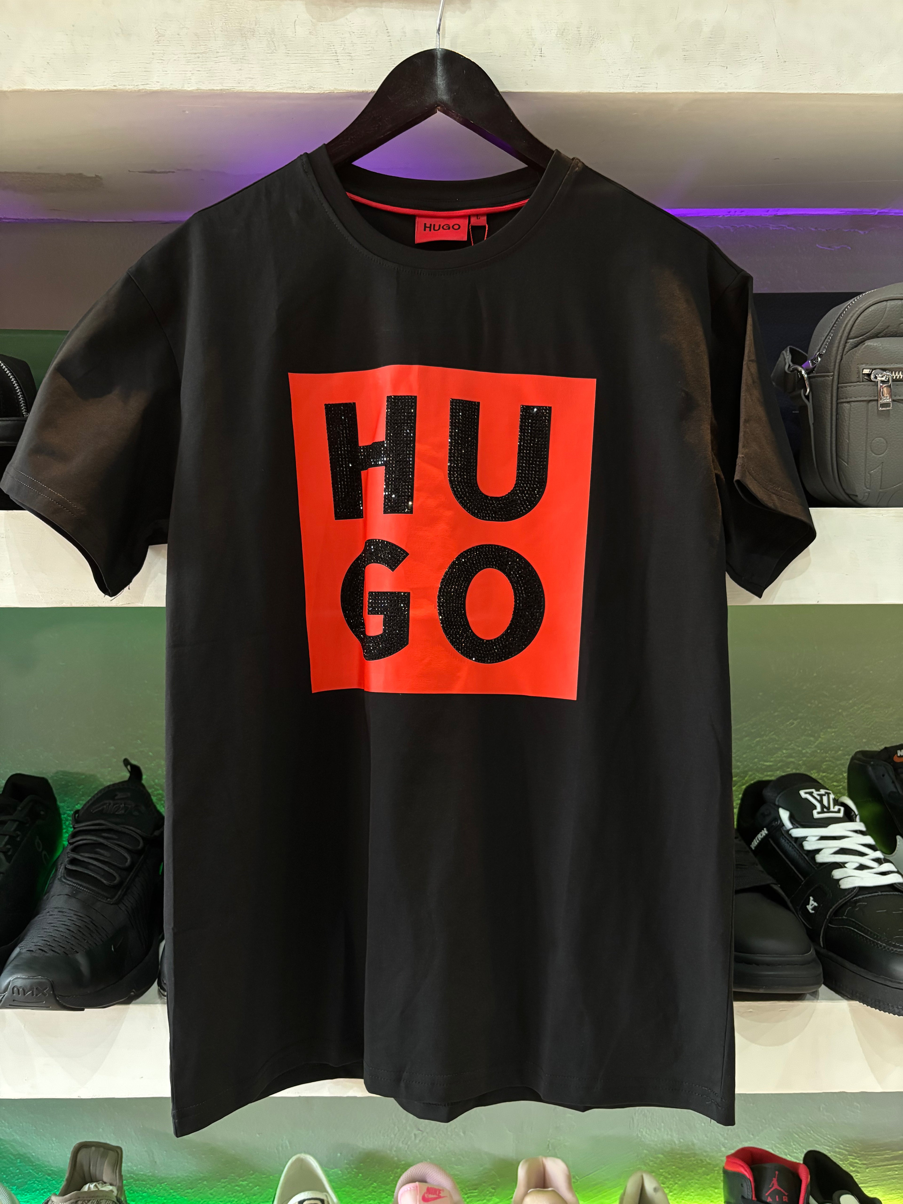PLAYERA HUGO "NEGRA LETRAS BRILLOSAS"