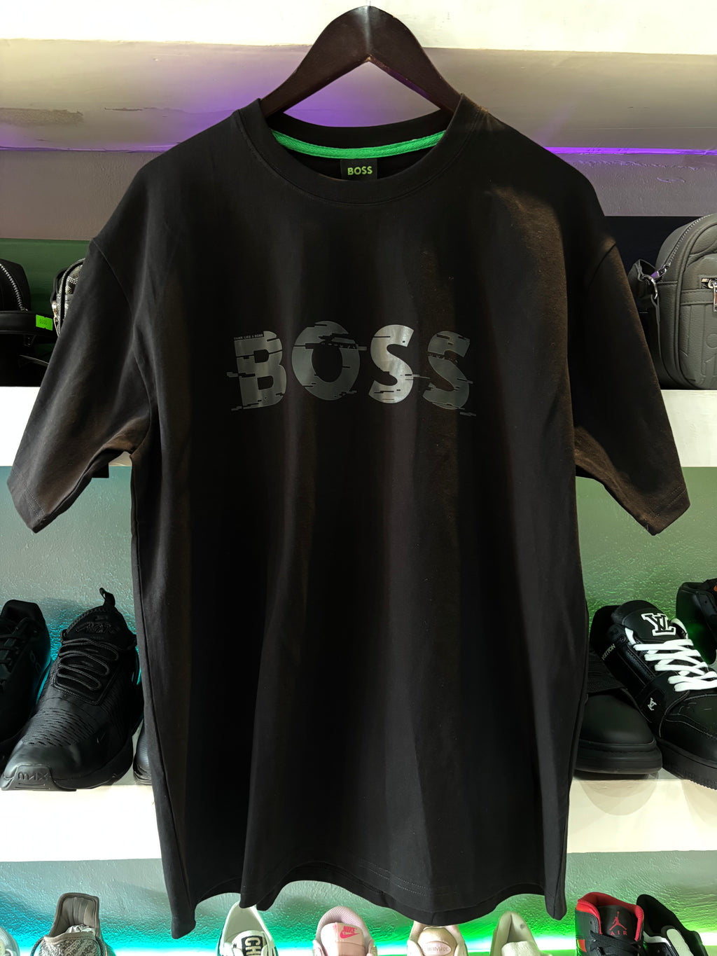 PLAYERA BOSS "NEGRA LETRAS GLITCH"