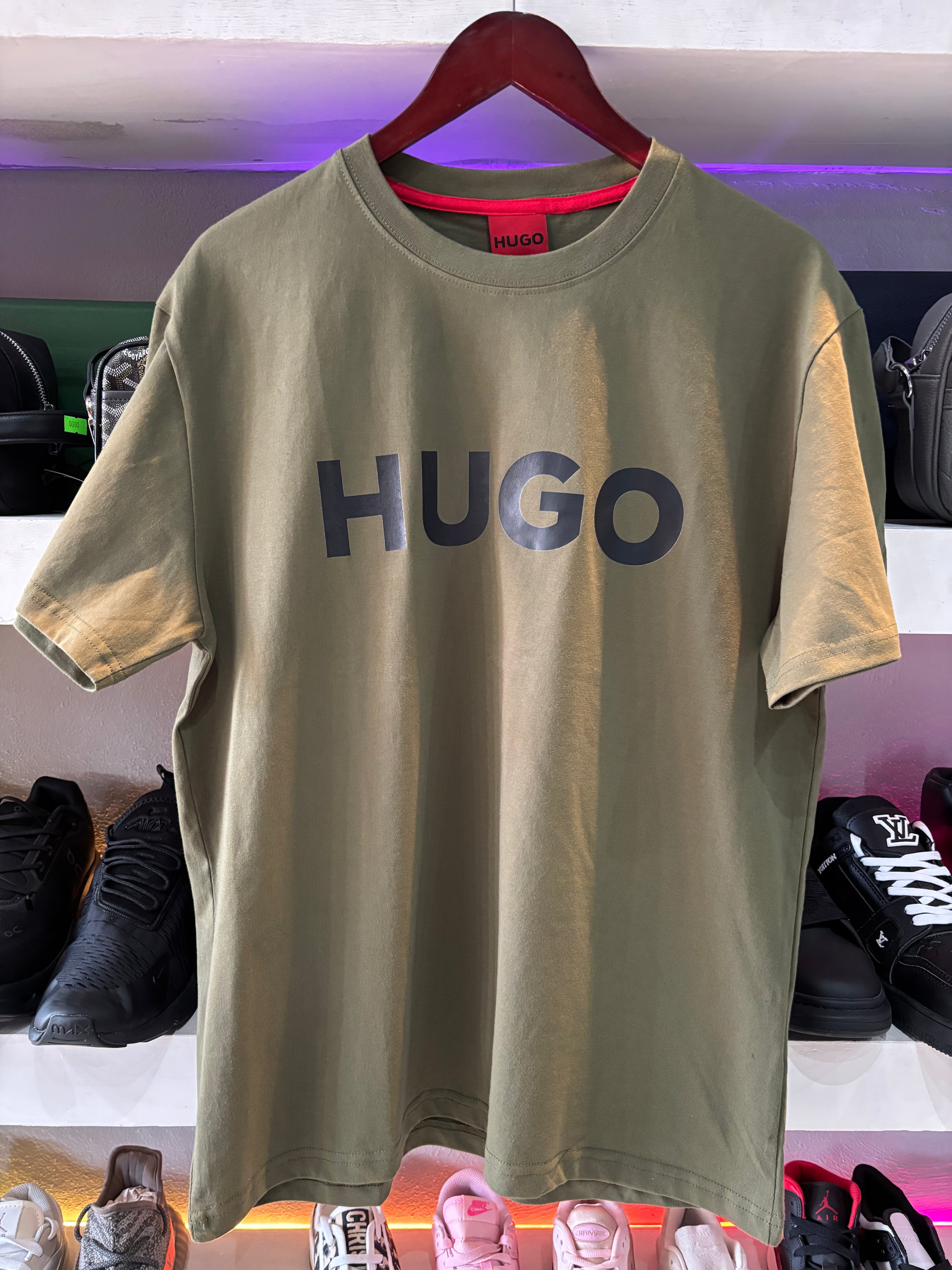 PLAYERA HUGO "BEIGE LETRAS GRIS"