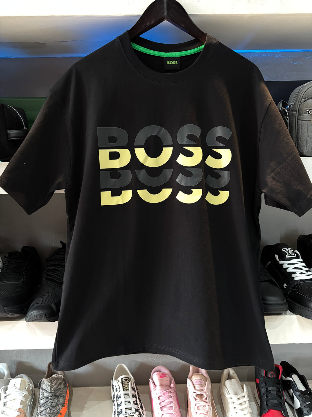 PLAYERA BOSS "NEGRA LETRAS GRIS/AMARILLO"
