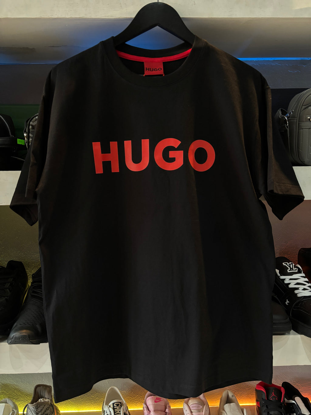 PLAYERA HUGO "NEGRA LETRAS ROJAS"