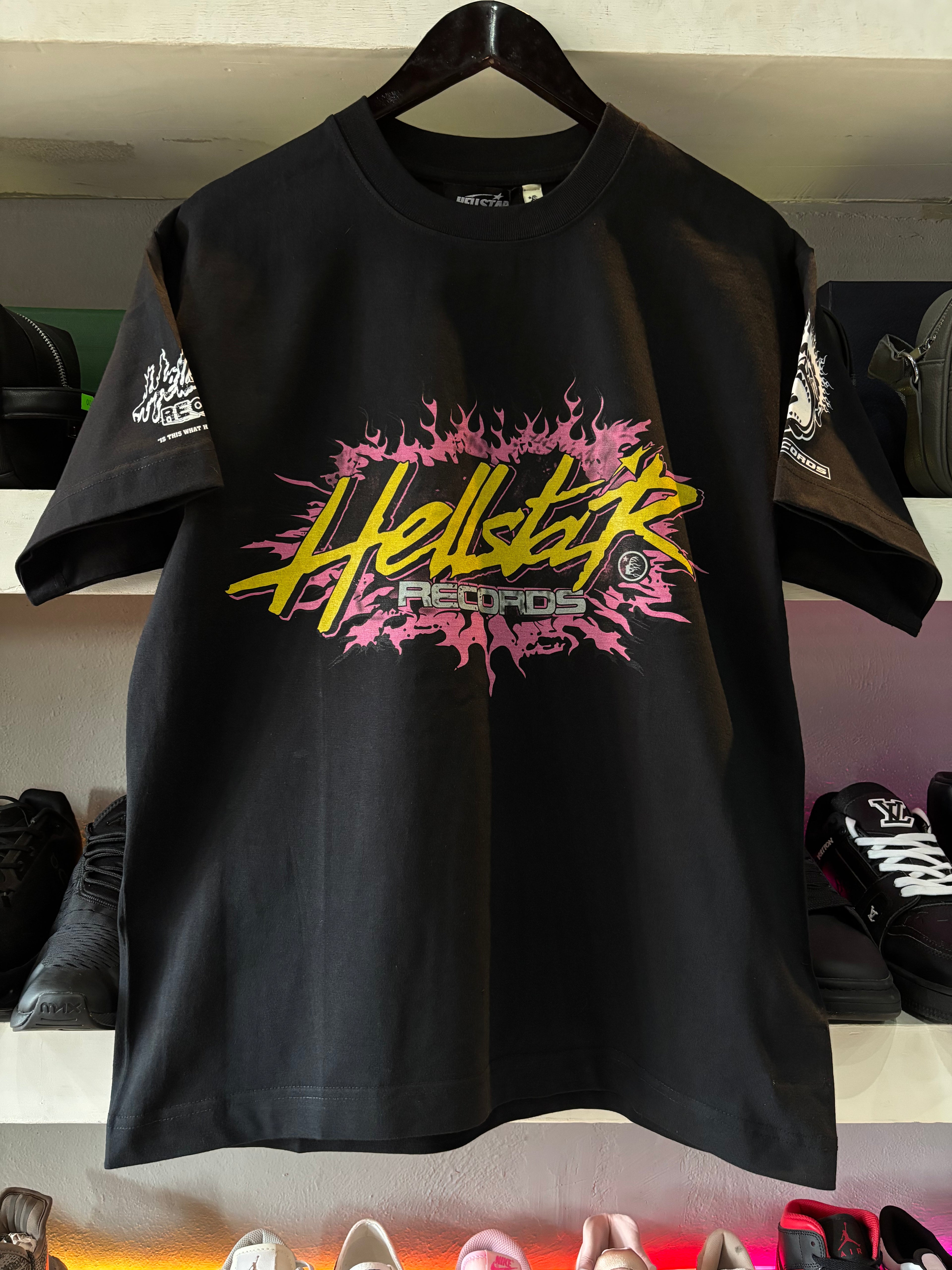 PLAYERA HELLSTAR "RECORDS DETALLES ROSA/AMARILLO"