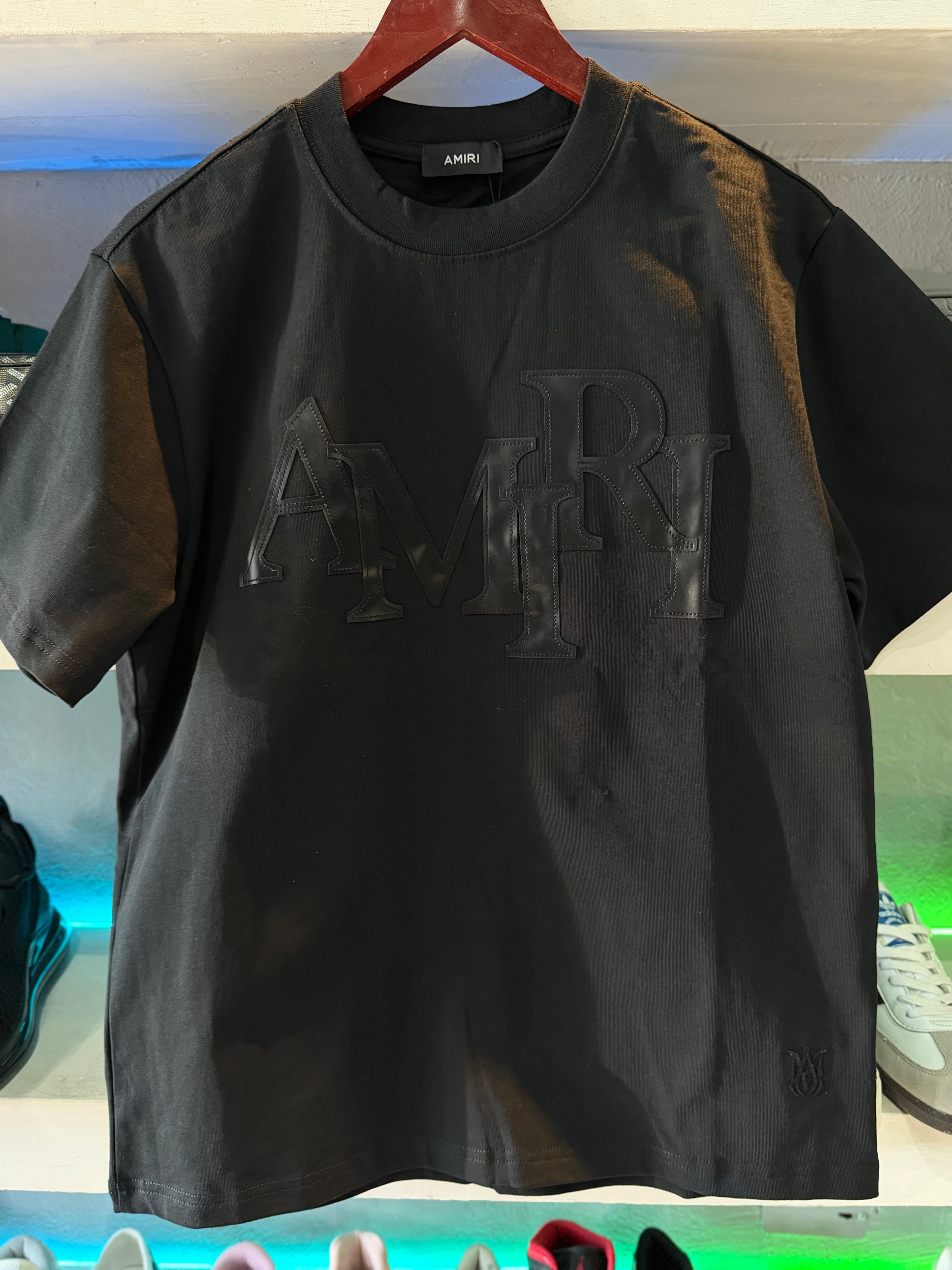 PLAYERA AMIRI "NEGRA LETRAS DE CUERO"