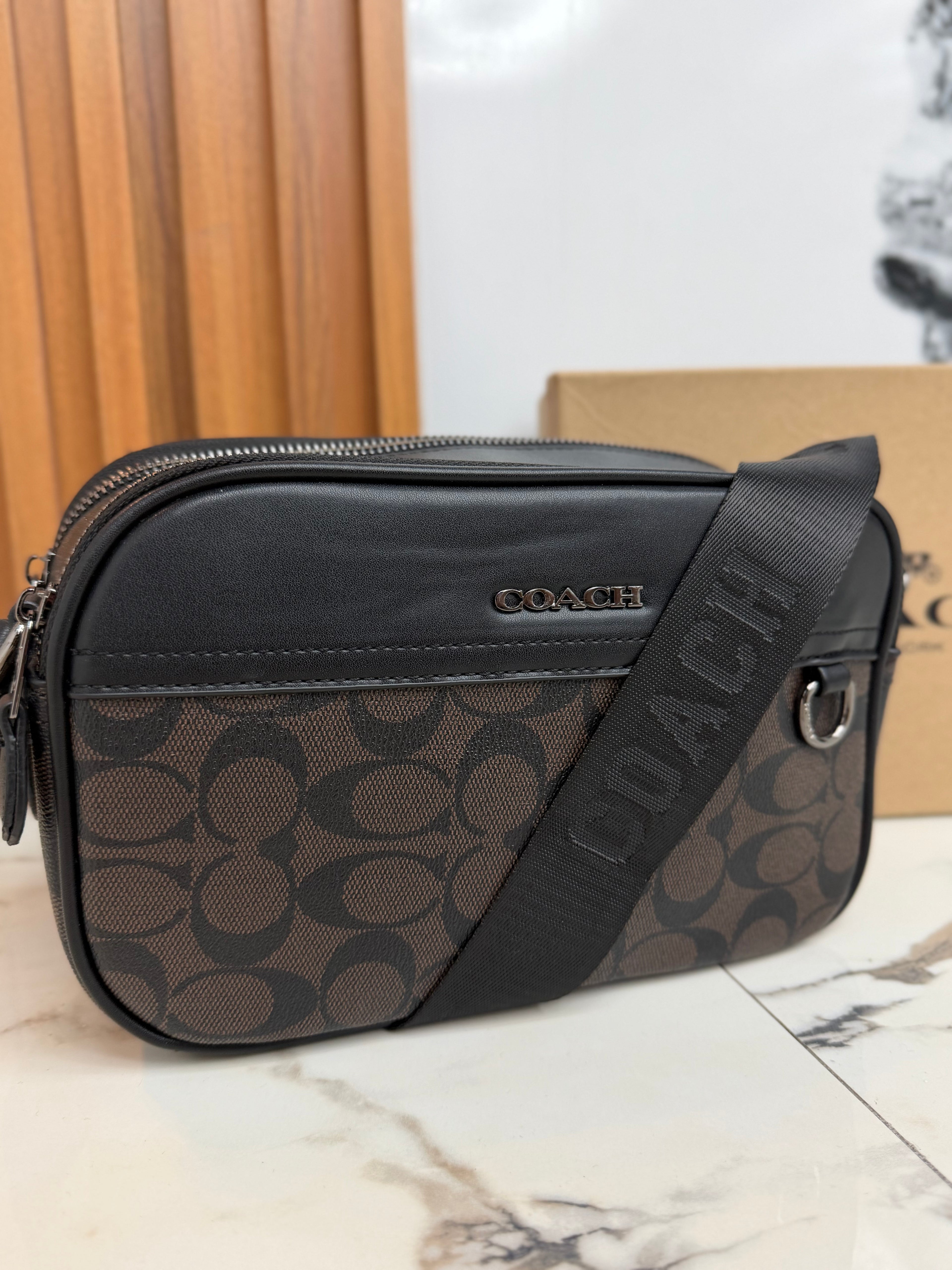 CANGURERA COACH "MONOGRAMA CAFE/NEGRO"