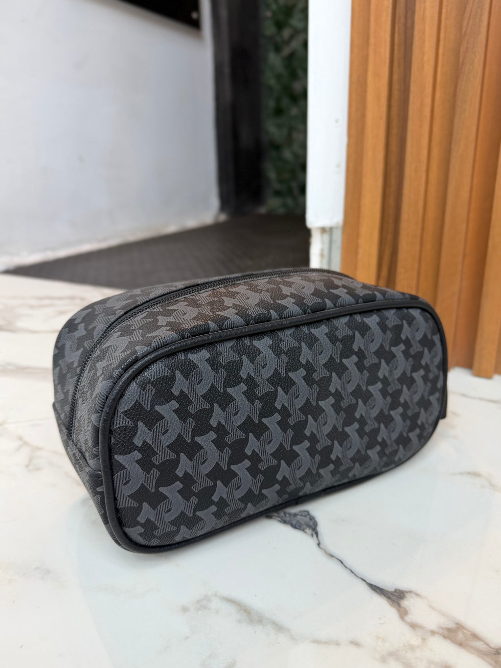 CANGURERA TRUE RELIGION ORIGINAL "MONOGRAMA NEGRO"