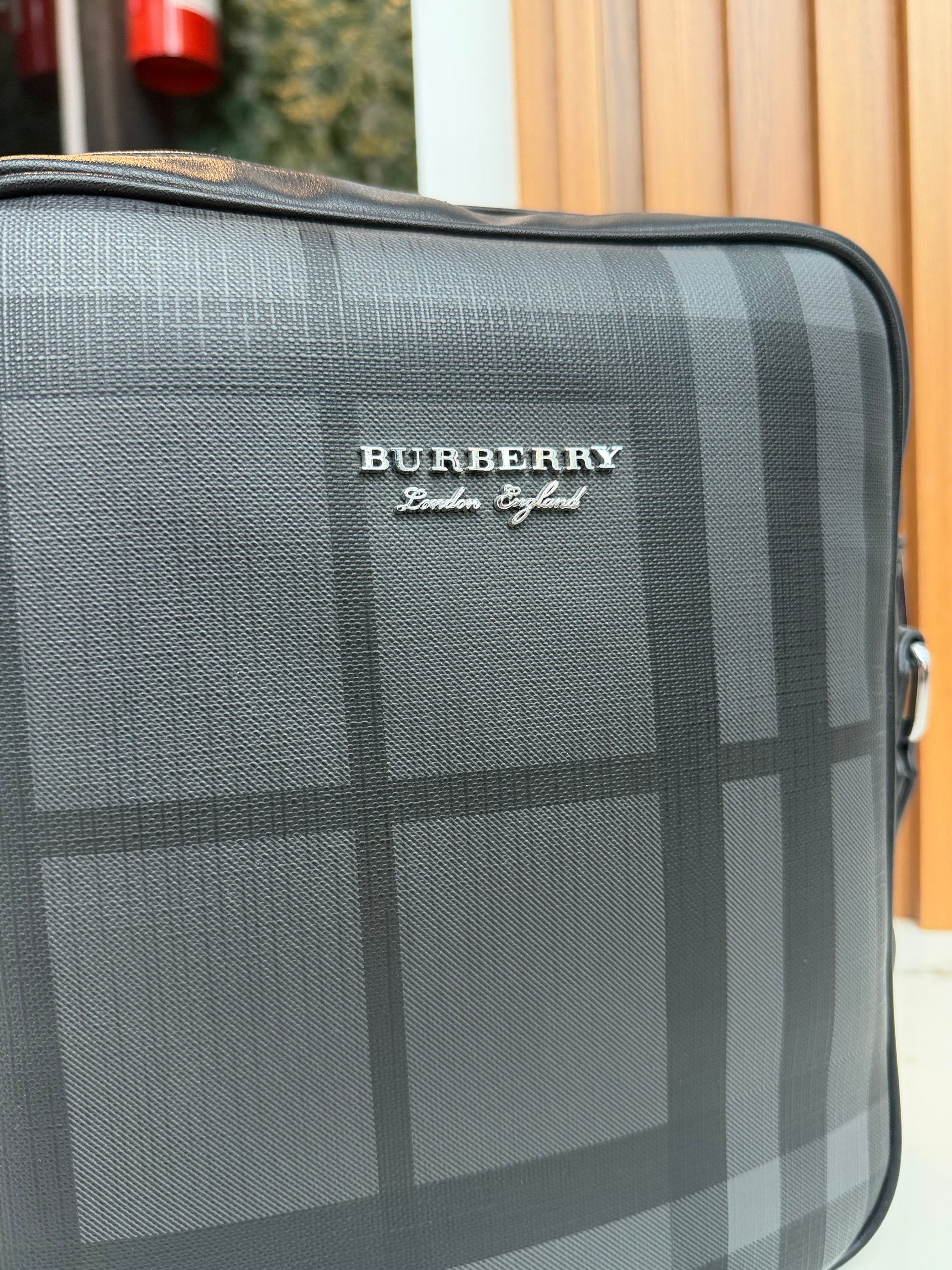 CANGURERA BURBERRY "NEGRO CLASICO"