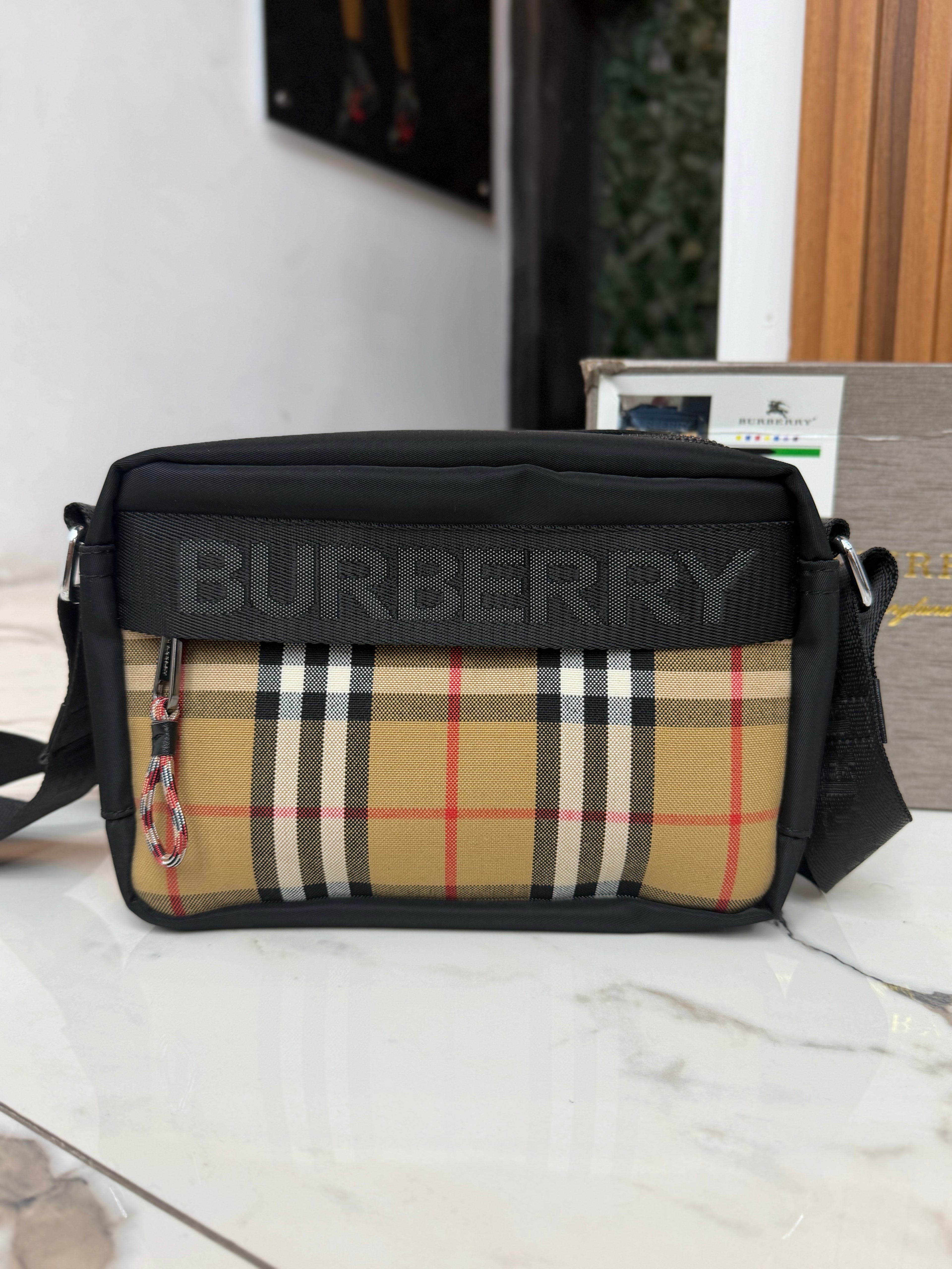 CANGURERA BURBERRY "NEGRA MONOGRAMA CLASICO"