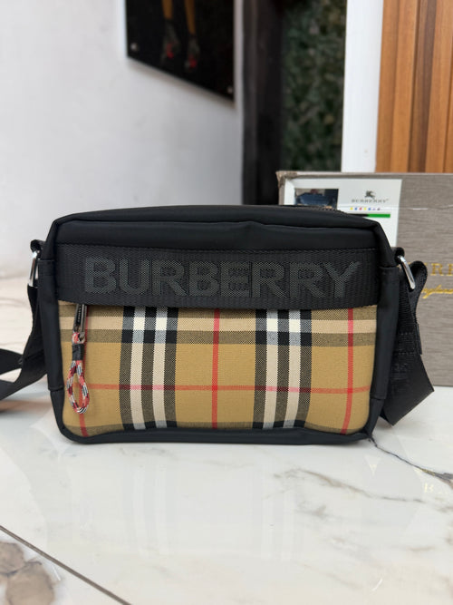 CANGURERA BURBERRY "NEGRA MONOGRAMA CLASICO"
