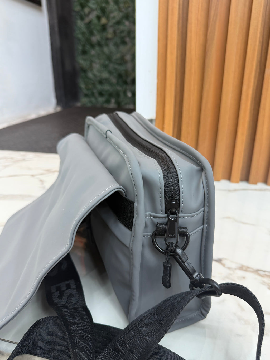 CANGURERA ESSENTIALS "GRIS"