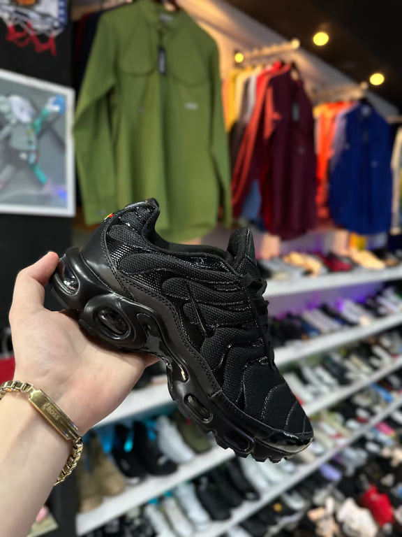 TENIS DE NIÑO NIKE "AIR MAX PLUS TN NEGRO"