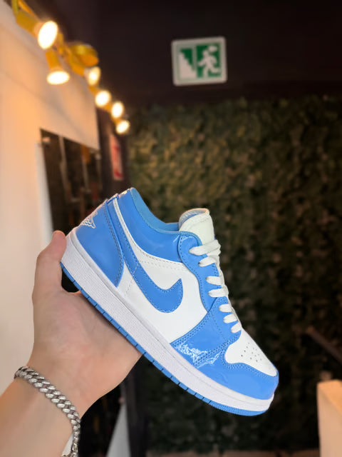 TENIS JORDAN 1 LOW "UNC PATENT CHAROL"